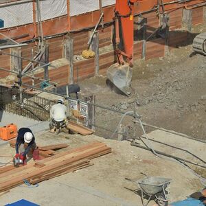 工事現場で作業する型枠職人