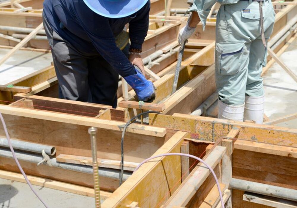 型枠の作業をするスタッフ