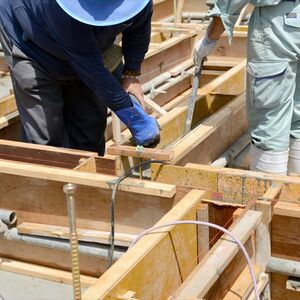 型枠の作業をするスタッフ